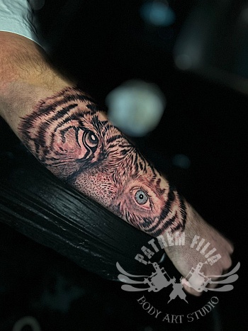Black & grey onderarmpiece met tijger en menselijk oog