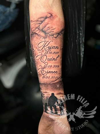 Black & grey onderarmtattoo met namen, silhouetten en symbolische elementen