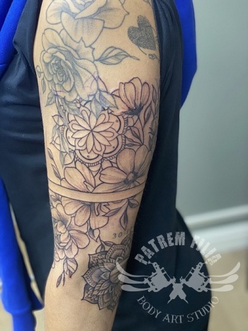 Bloemen en mandala's deel van een sleeve