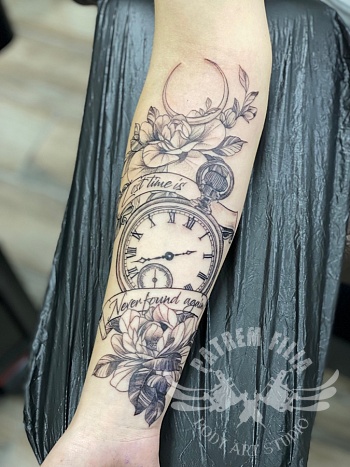Bloemen met klok en vaandels