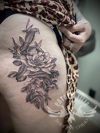 bloemen met slang op heup