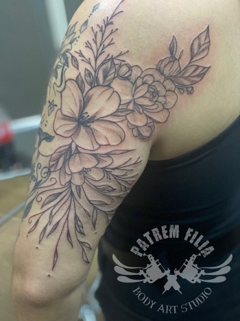 Bloemen op bovenarm