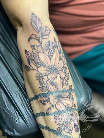 bloemen op onderarm