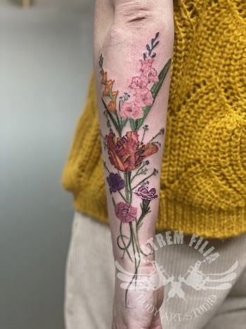 Bloemen op onderarm in kleur