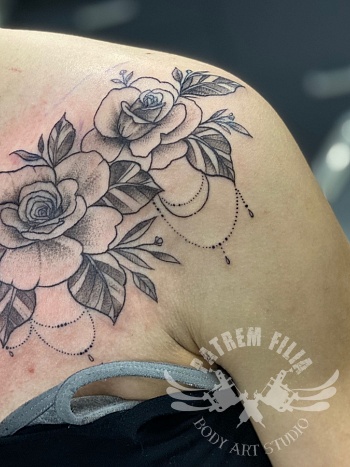 bloemen op schouder