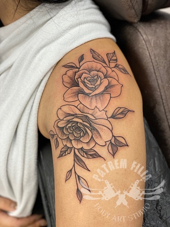 Bloemen op schouder
