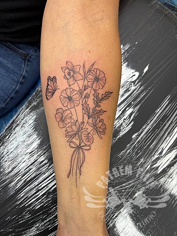 Bloemenboeket & vlinder - onderarm tattoo