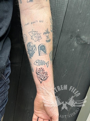 Bloementattoo op onderarm met speelse gezichtsdetails