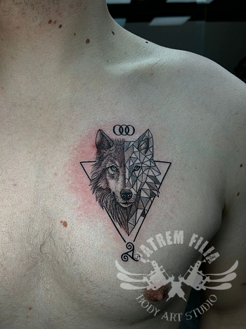 Borsttattoo met geometrische wolf in black & grey