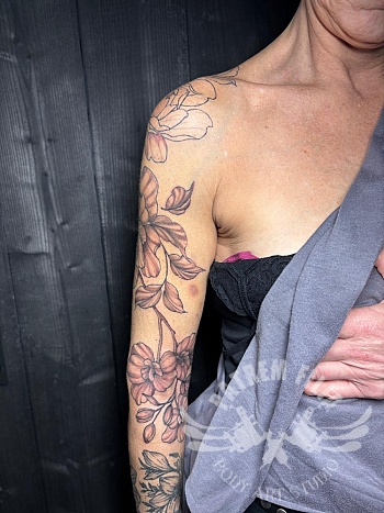 Botanische full sleeve met zachte black & grey shading en kleuraccenten