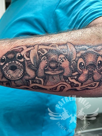 Cartoon tattoo van Stitch in ‘see no evil, hear no evil, speak no evil’