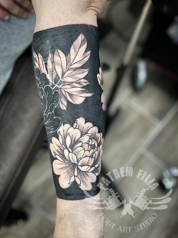 cover met pioenrozen en blackwork