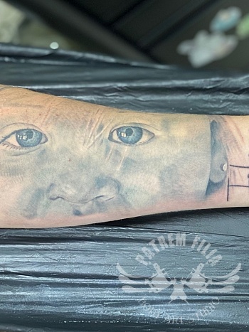 deel portret van dochter op onderarm