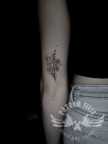  Delicate botanical tattoo op onderarm
