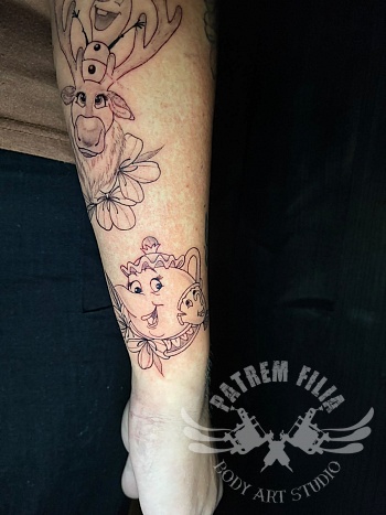 Disney-thema Disney tattoo: Mevrouw Tuit, Barstje en Sven op onderarm