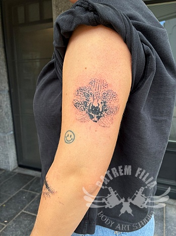 Dotwork orchidee tattoo op de bovenarm