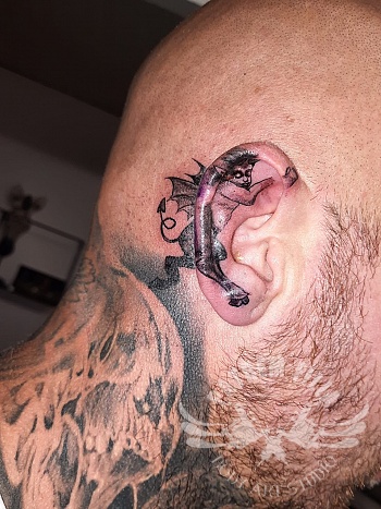 Engeltje en Duiveltje oorschelp tattoo