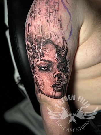 Fantasy upper arm piece met vrouwelijk portret en kasteellandschap