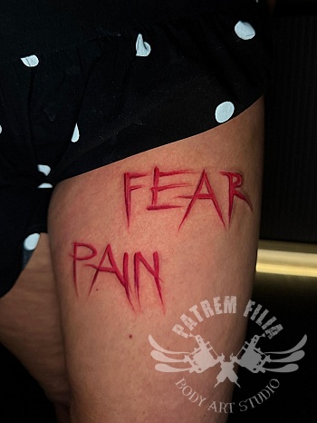Fear & Pain tattoo — rode lettering met rauwe uitstraling