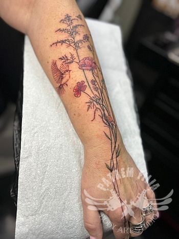 Fijne florale underarm piece met kolibrie