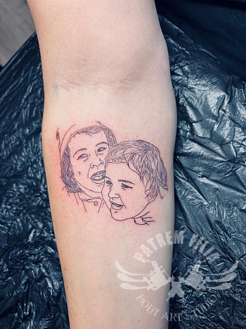 Fijne portretlijntekening op onderarm