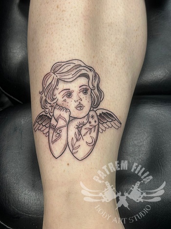 Fine line cherub tattoo met subtiele details op de kuit