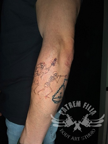 Fine line illustratieve skelet tattoo op de onderarm