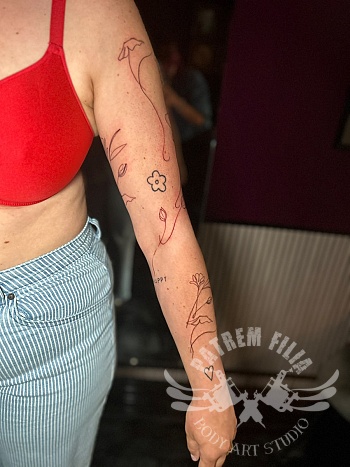 Fine line sleeve in opbouw — verbonden door één lijn