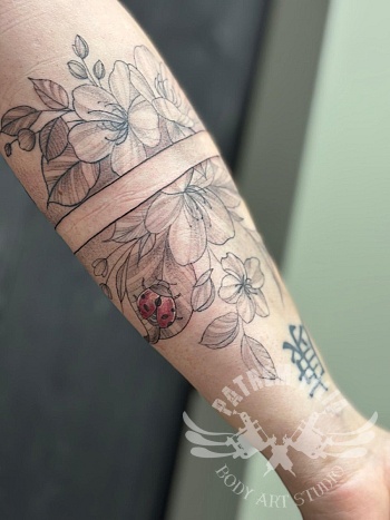 Florale armband met lieveheersbeestje - onderarm