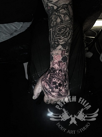 Gedetailleerde skull tattoo met elementen van het zwaard