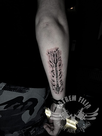Gelaagd pijl tattoo op onderarm