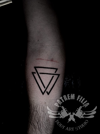 Geometrische blackwork tattoo — kracht in eenvoud