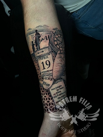 Gepersonaliseerde black & grey familietattoo met geboortedetails