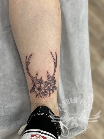 gewei met bloemen op hiel