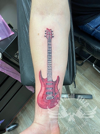 Gitaar op onderarm