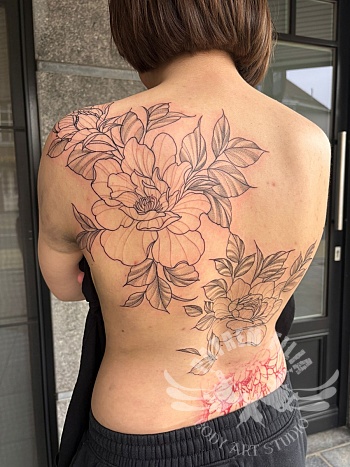 Grote bloemen rug tattoo in fine line stijl