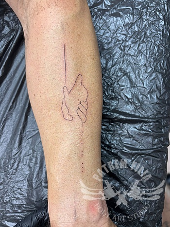 Hand in hand tattoo — verbonden voor altijd