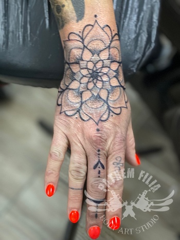 Handmandala en vingertattoo
