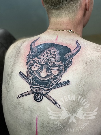 Hannya masker op rug