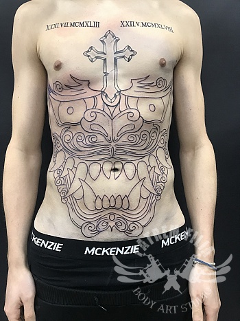 henya mask buik tattoo