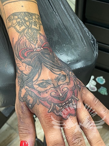 Henya masker handtattoo