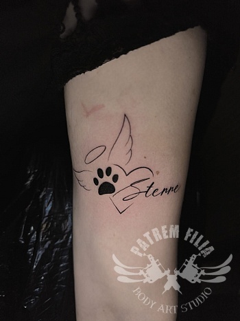 Herdenkingstattoo voor huisdier — pootafdruk met vleugels