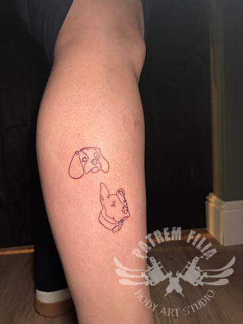 Hondjes in lijnwerk - kuit tattoo