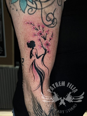 Japanse kersenbloesem tattoo — elegant silhouet met kleuraccenten