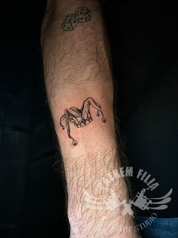 Jester hoed tattoo in fine line en stippelwerk