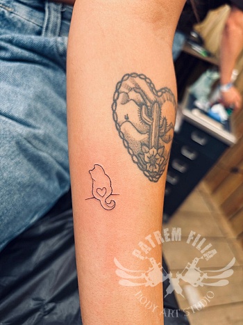 Kat silhouet - onderarm tattoo