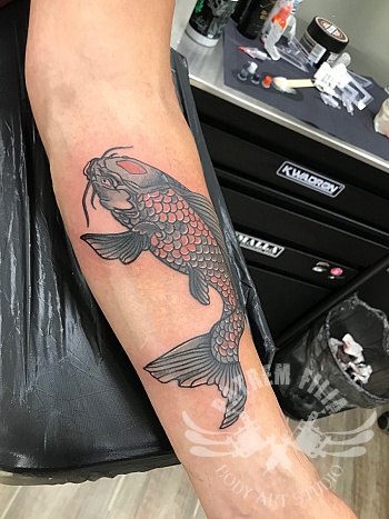 Koi op onderarm