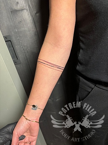 Koppeltattoo - lijnen en trouwdatum in morse