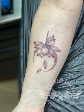 Lelie met maan op onderarm