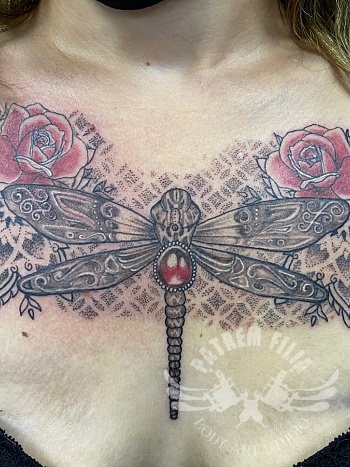 libelle met rozen op borst